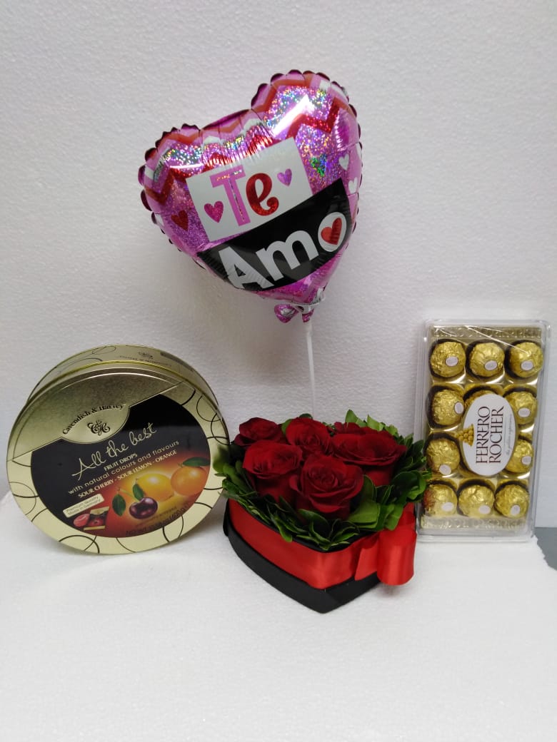 Caja corazón con 6 Rosas más Bombones Ferrero Rocher, Caja de Caramelos y Globito 